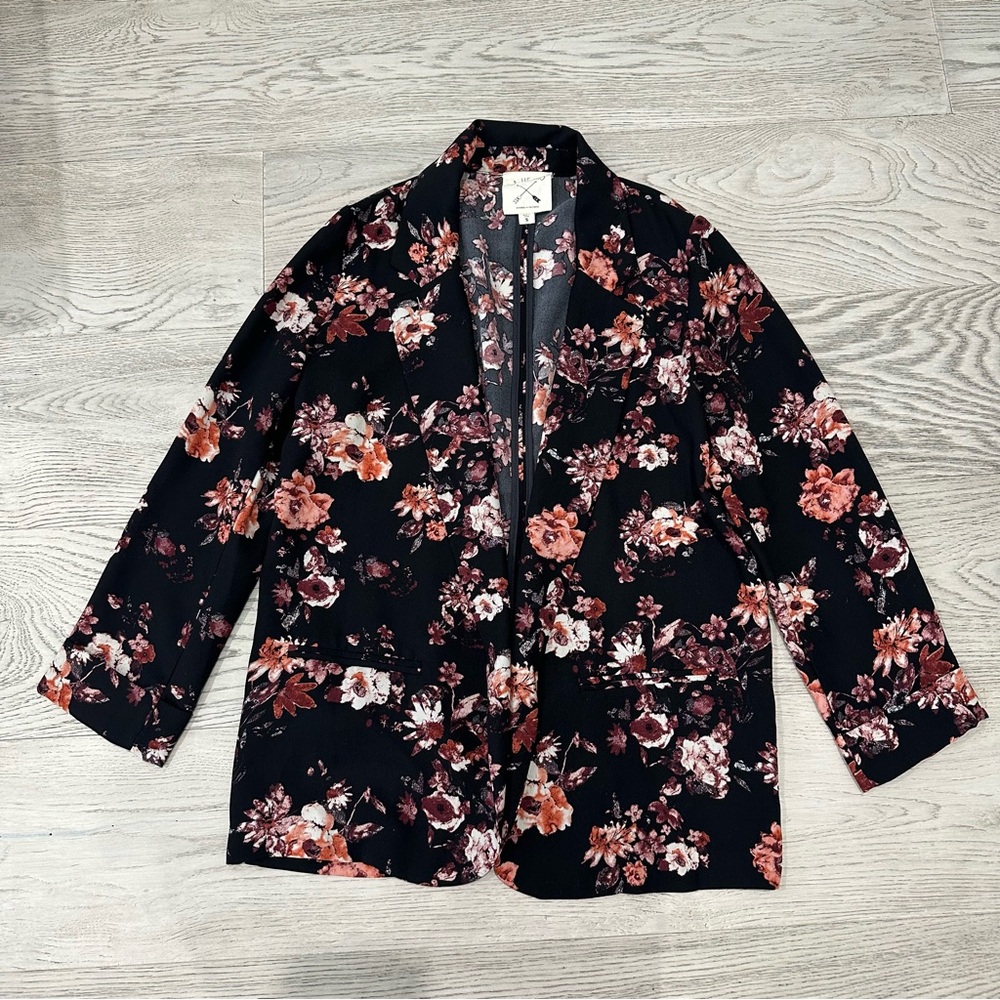 La Hearts Floral Lightweight Blazer